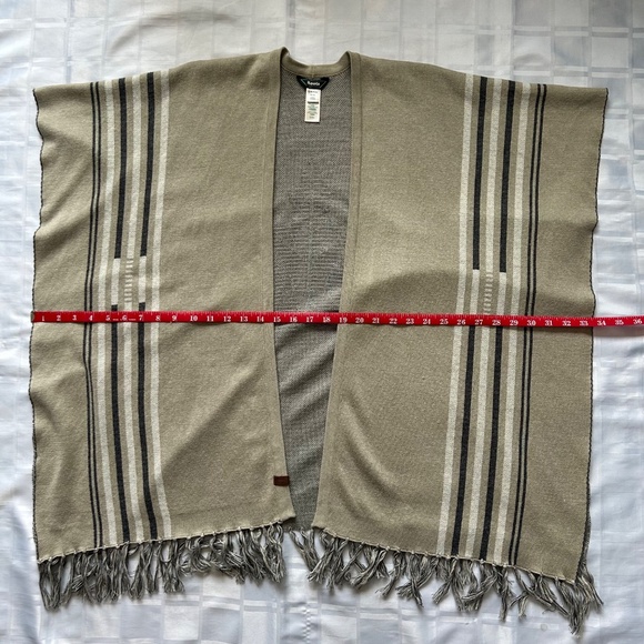 Roots Canada Grey Knit Frill Bottom Drape Poncho with Maple Leaf Detail - Picture 5 of 13